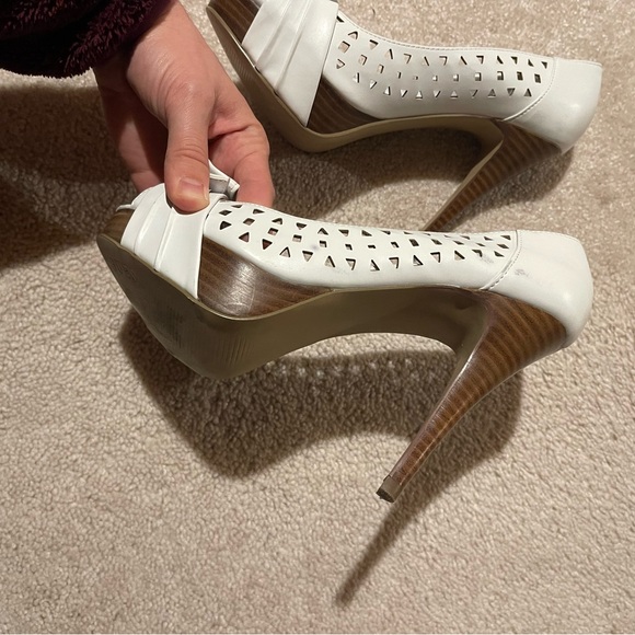 White Guess platform heels - Picture 3 of 5